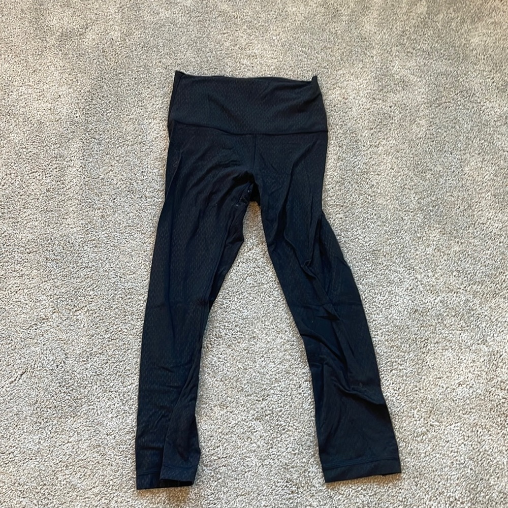 Lululemon align black with a subtle design